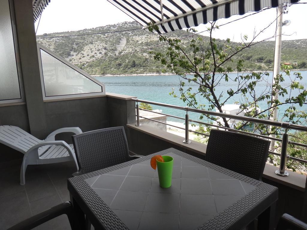Apartments Selina Vinišće Стая снимка