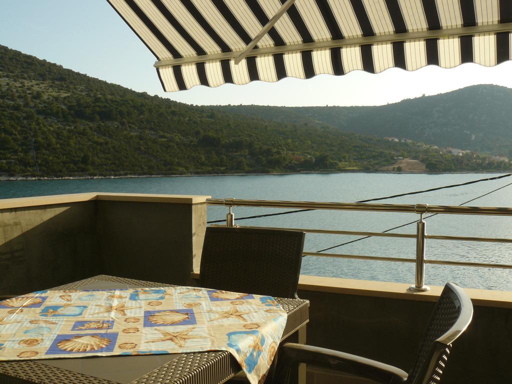 Apartments Selina Vinišće Стая снимка